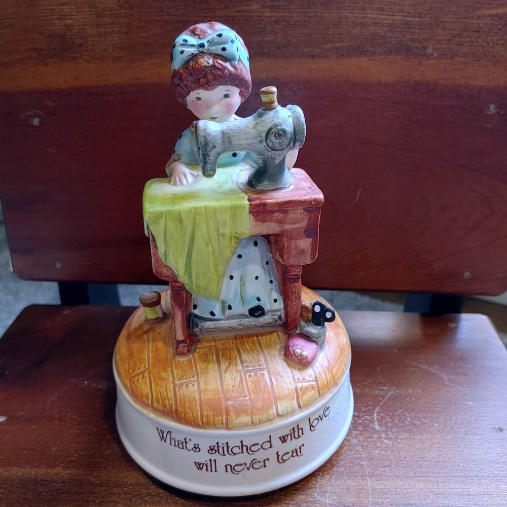 Working Vtg 1974 Holly Hobbie Music Box Sewing Girl Whistle While You Work Japan